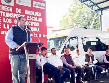 Municipios de la Sierra Gorda Queretana reciben Transporte Escolar