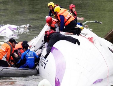 Se estrella en río de Taiwán avión que llevaba 58 pasajeros