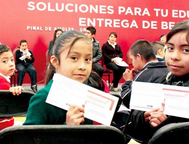 Lleva De la Isla becas a Jalpan y Pinal de Amoles