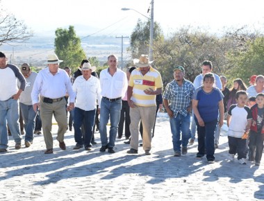 Entrega Cevallos obras en El Patol