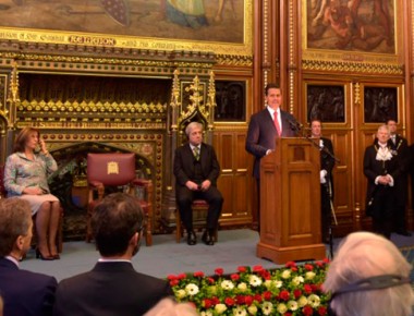 Estudiantes no reciben bien en Londres a EPN; él habla sobre DH