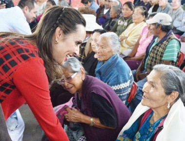 Conviven Adultos Mayores de Bernal con Sandra Albarrán