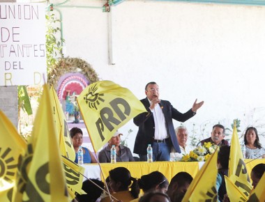 Camacho se reúne con militancia perredista de El Marqués
