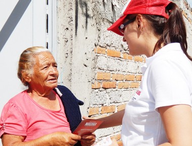 Bety León se compromete con escobedences