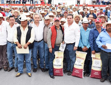Lleva Cevallos apoyo a agricultores de Querétaro
