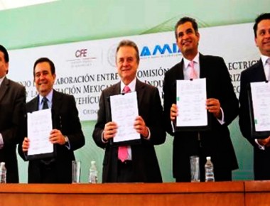 Firman convenio CFE y AMIA para venta de vehículos híbridos