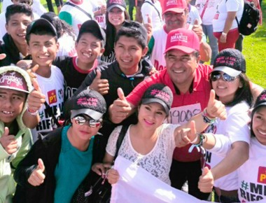Con albercada festejó David Dorantes a estudiantes de Tequisquiapan