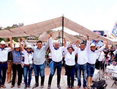 Encabeza Marcos Aguilar la «Cabalgata del Triunfo»