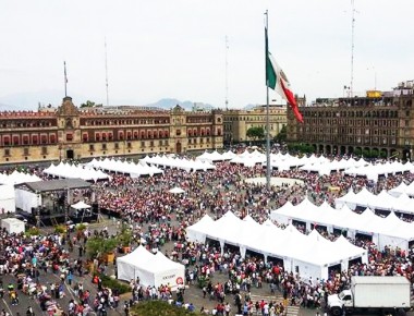 Continúa la «Feria de Culturas Amigas» en el zócalo