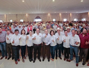 Lucy Quintanar presenta sus propuestas a ganaderos de Ezequiel Montes