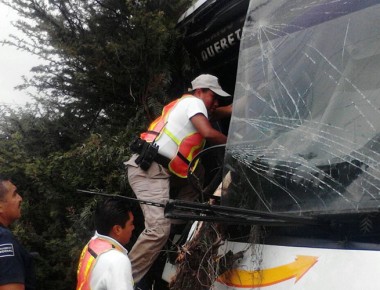 Bomberos de Ezequiel Montes rescatan a pasajeros