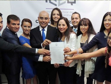 Marcos Aguilar recibe constancia de mayoría