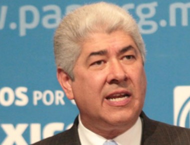 Francisco Ramírez Acuña levanta la mano para la Presidencia del PAN