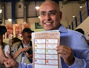 Acompañado de su esposa acude Marcos Aguilar a votar