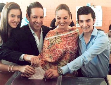 En compañía de su familia acude Pancho Domínguez a votar