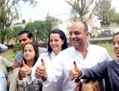 Asiste Roberto Loyola a votar junto con su familia en Jurica