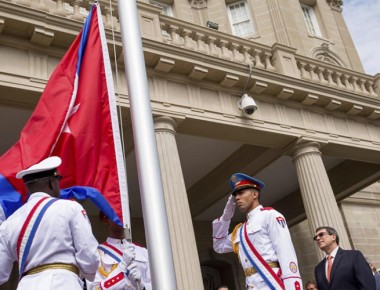 Washington y La Habana estrechan lazos al reabrir embajadas