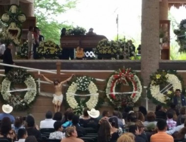 Familiares, amigos y fans dan último adiós a Joan Sebastian