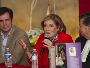 Guadalupe Loaeza presenta colección de libros en SJR