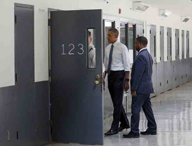 Obama hace historia al visitar por primera vez una prisión federal