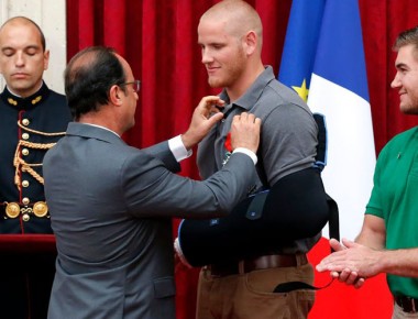 Francia califica de heroes a tres militares estadounidenses y los condecora