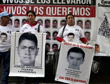 Padres de normalistas anuncian que harán huelga de hambre en 15 días