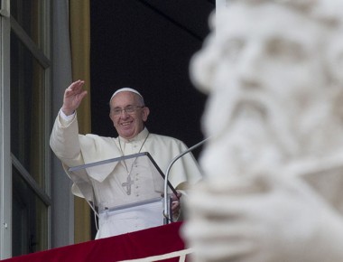 Papa Francisco bendice a bailarines mexicanos
