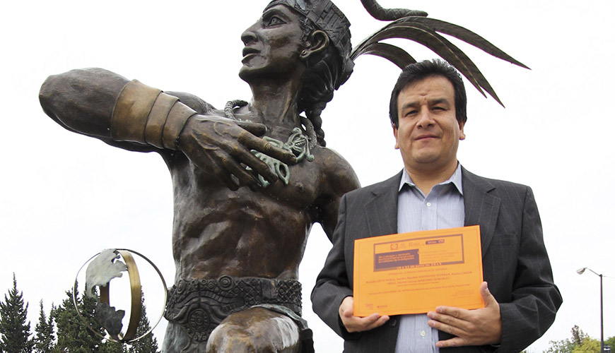 El investigador Ricardo Ortiz Ayala, encabezó el equipo que recibió el Premio a la Mejor Ponencia en Español