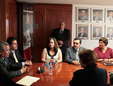 Presenta Secretario de Educación a nuevo Director de COBAQ