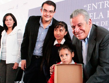Memo Vega y SE entregan útiles a alumnos de SJR