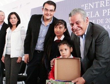 Secretaría de Educación entrega útiles a alumnos de San Juan del Río