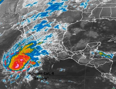 Huracán Sandra alcanza categoría 4; pronostican lluvias en ocho estados