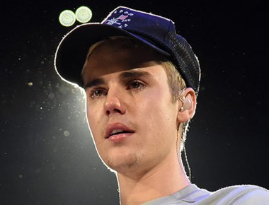 Justin Bieber llora en concierto por víctimas de París