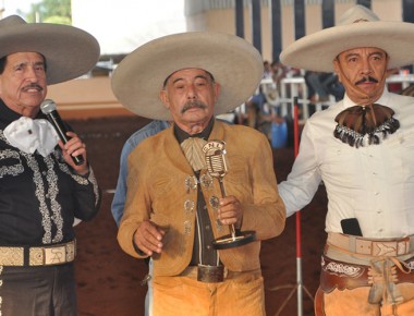 Recibe Micrófono de Oro Benjamín Rodríguez