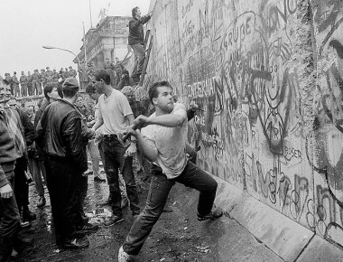 Decenas de personas conmemoran 26 años de la caída del Muro de Berlín en la Bernauer Strasse