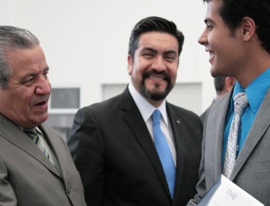 Botello felicita a egresados de la UNAQ; los exhorta a ejercer profesionalmente