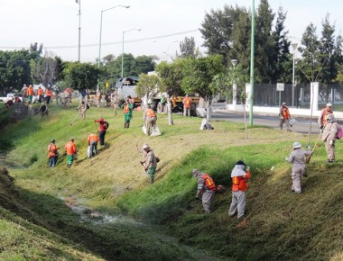 Limpian drenes y bordos en Querétaro