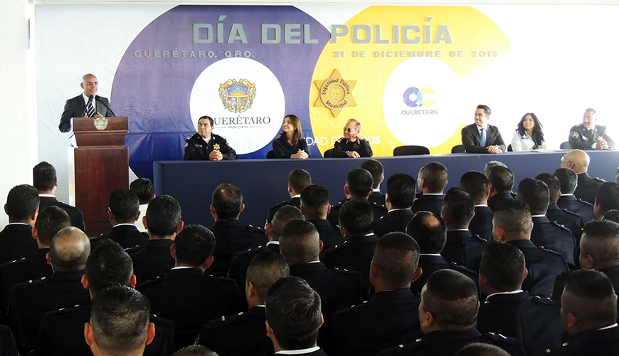 Durante la ceremonia anunció la entrega de incentivos a cada uno de los policías