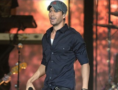 Enrique Iglesias da la bienvenida en McAllen a la navidad