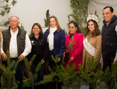 Visita Karina Castro stands de artesanos en la Feria Internacional