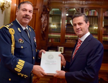 Miranda Moreno entrega Tercer Informe del Estado Mayor Presidencial a EPN