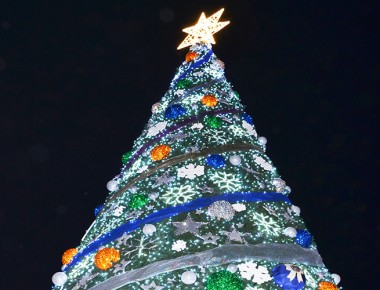 Autoridades capitalinas encienden el Monumental Árbol de Navidad