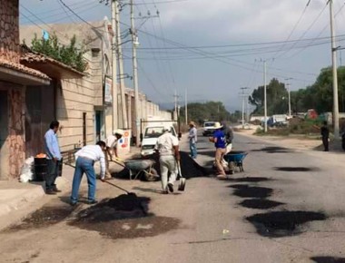 Dan atención a baches en Cadereyta