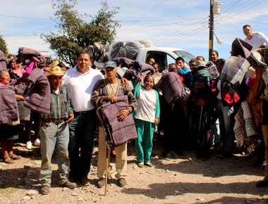 Llegan cobijas a comunidades de Pinal de Amoles