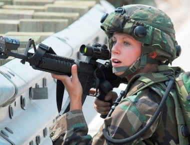Fuerzas Armadas de EU decretan aceptar a mujeres en puestos de combate