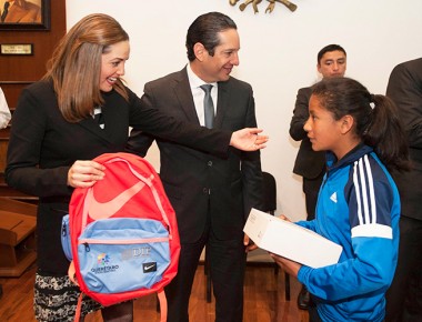 Castro y Domínguez reconocen a niños Campeones Nacionales del Tochito CONADE-NFL