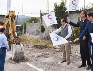 Kuri y Abedrop instalan en Corregidora 3ra etapa de red de agua potable