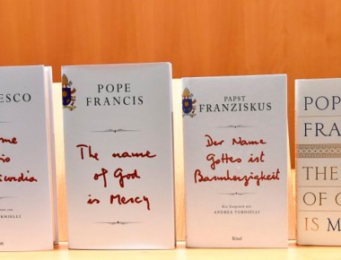 Francisco publica su primer libro como pontífice, en él critica sin tapujos la corrupción