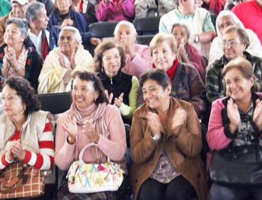 DIF Tequisquiapan celebra rosca de Reyes con adultos mayores