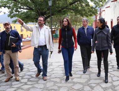Rojas Garrido recorre Jalpan, acuerda con Salazar concluir cableado subterráneo pendiente